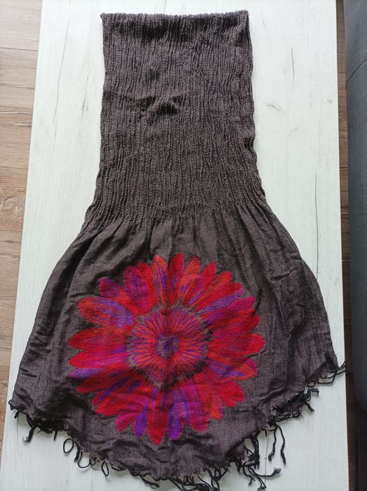 Дамски шал с бродирани цветя