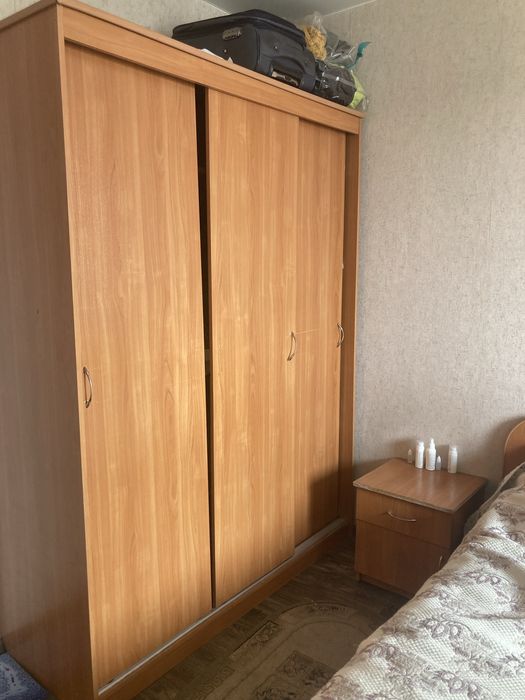 Кровать, шкаф и тумбочки
