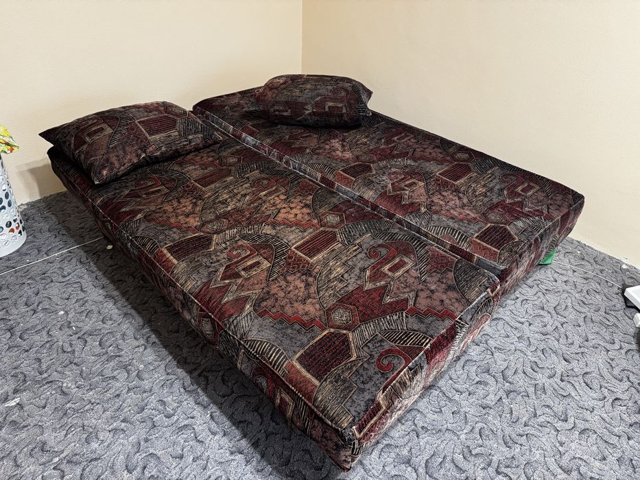 Canapea extensibila- pat 160x200  structura lemn masiv stare buna
