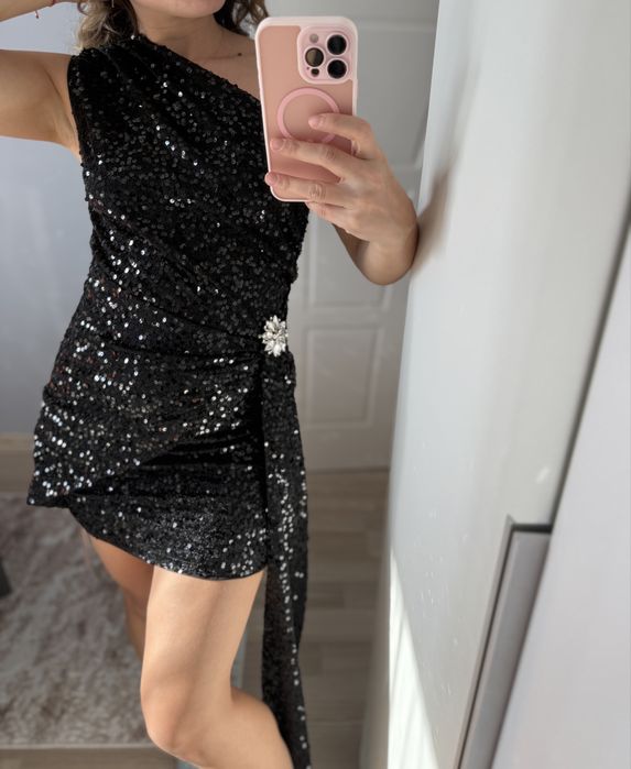 Черна с паети рокля