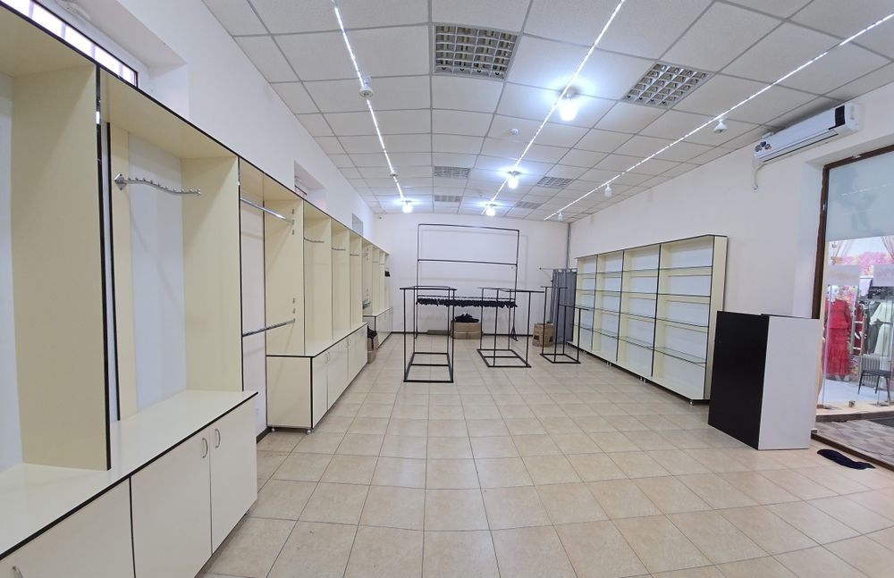 Продаётся мебель для магазина.