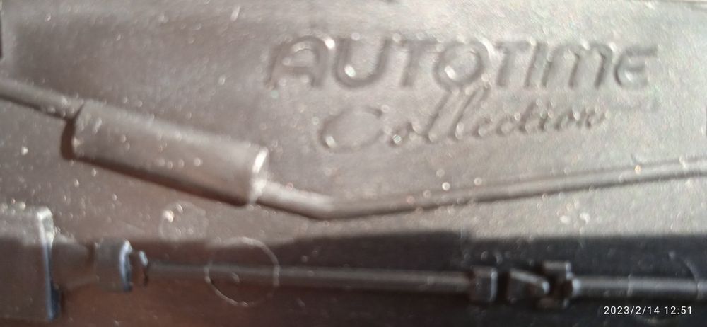 Продавам метални автомобили Burago.