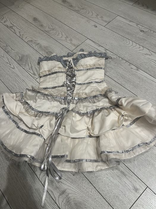 Рокля с камъчета