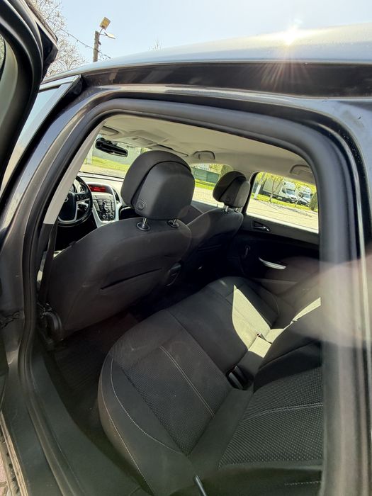 OPEL ASTRA j 1.6 benzina  clasic AUTOMATA AN 2012