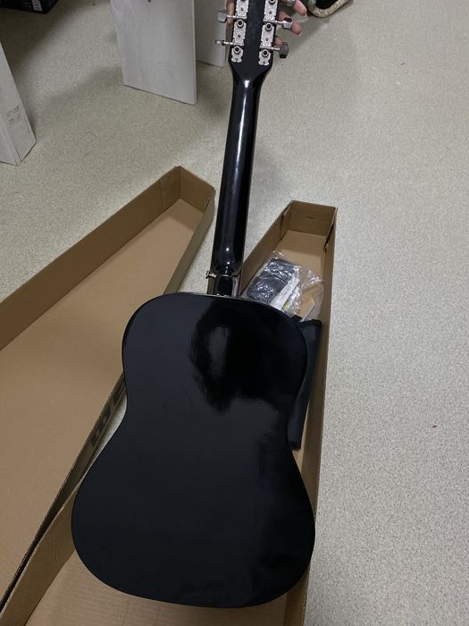 Гитара Levinson в очень хорошем состоянии