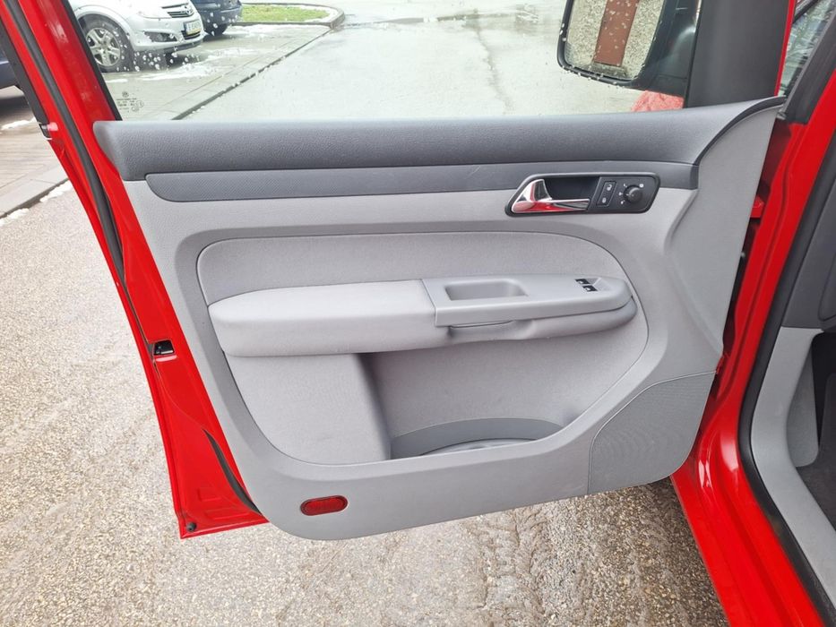 Фолксваген Кади 1,4 бензин 2009 год