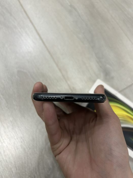 Продам айфон se 2020