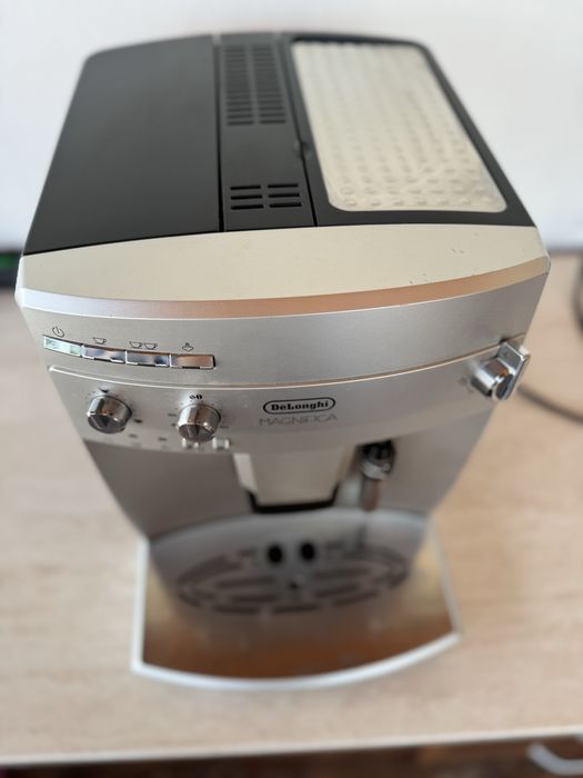 Expresor de cafea Delonghi Magnifica