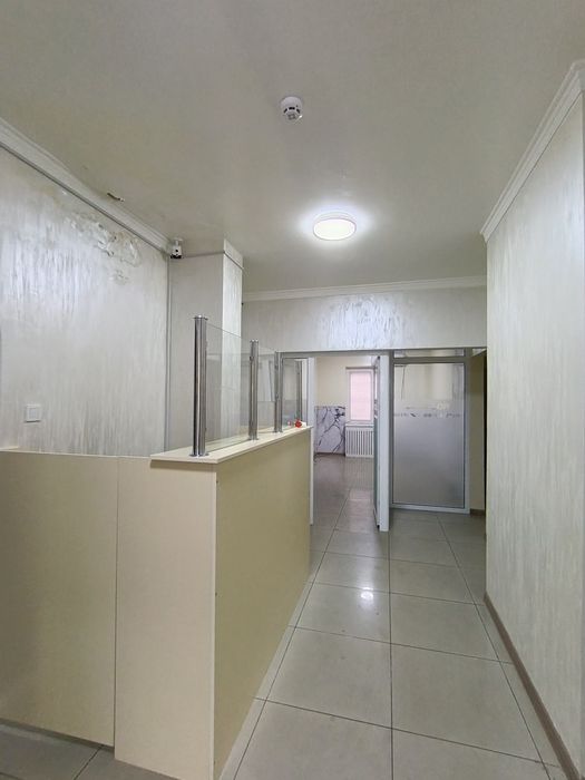 Аренда офиса с площадью: 90 м²  первая линия вдоль дороги. Ул. Бабура