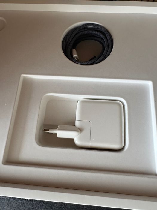 MacBook Air. 13inch. 8/256. M2chip 2022 Full Box.