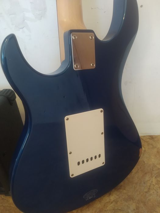 Продается гитара и комбик