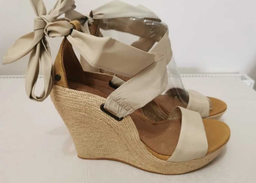 Сандали UGG , Zara, 39 размер с платформа, отлични