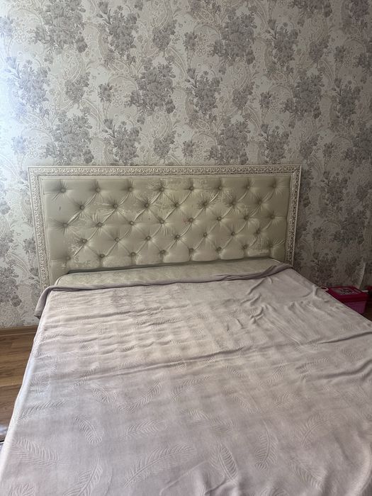 двухспальная кровать