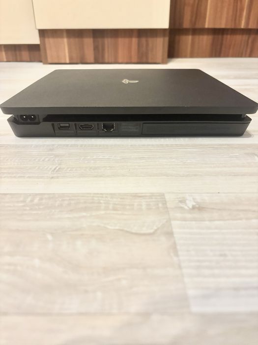 PlayStation 4 Slim с кутия и 3 джойстика