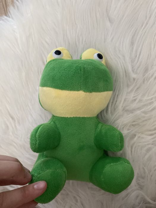 Зелёная игрушка лягушка