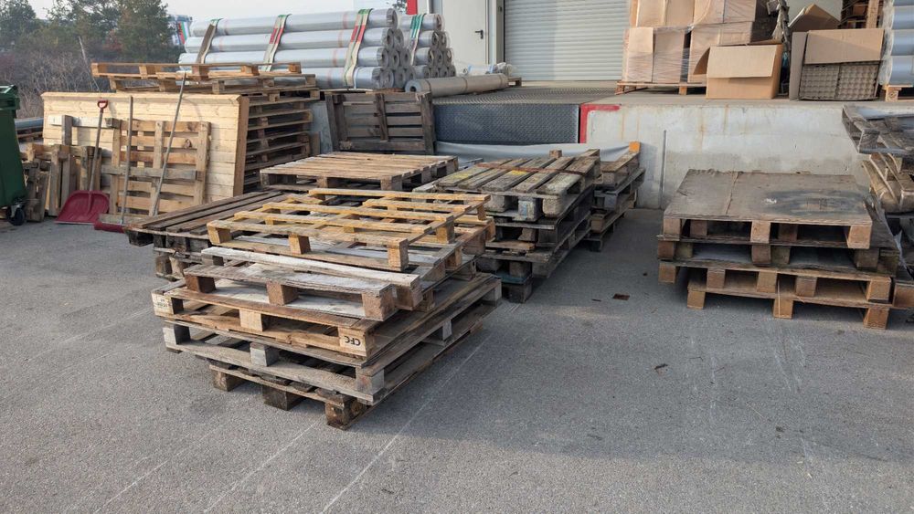 Стари палета и опаковъчна дървесина