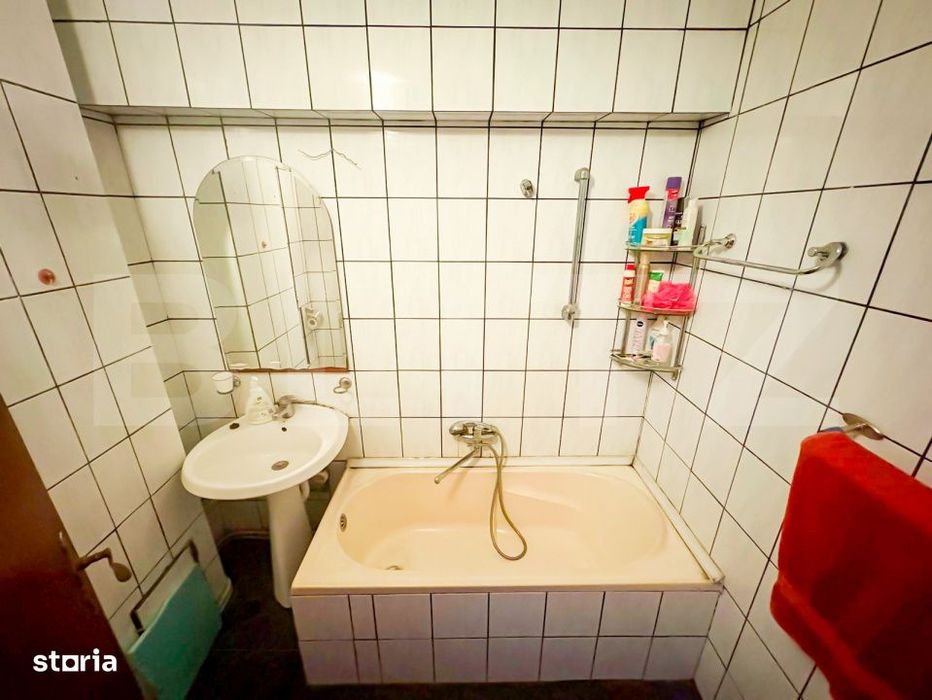 Apartament cu 4 camere, decomandat, zona Decebal