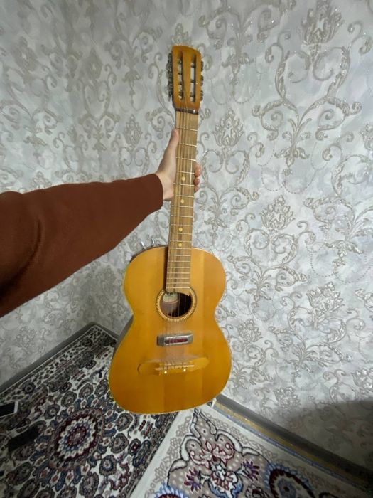 Gitara sotiladi razmer bilmayman