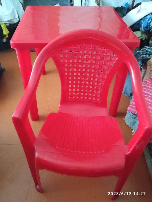 Совпластитал,стол и 4 кресла,3 комплекта