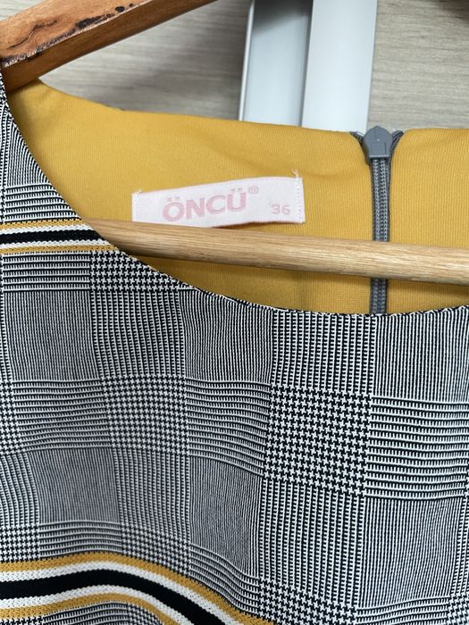 Дамска рокля с къс ръкав размер 36