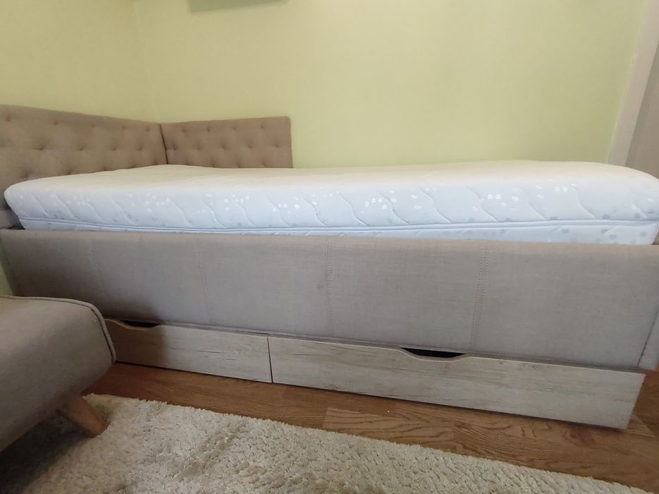 Единично, тапицирано легло