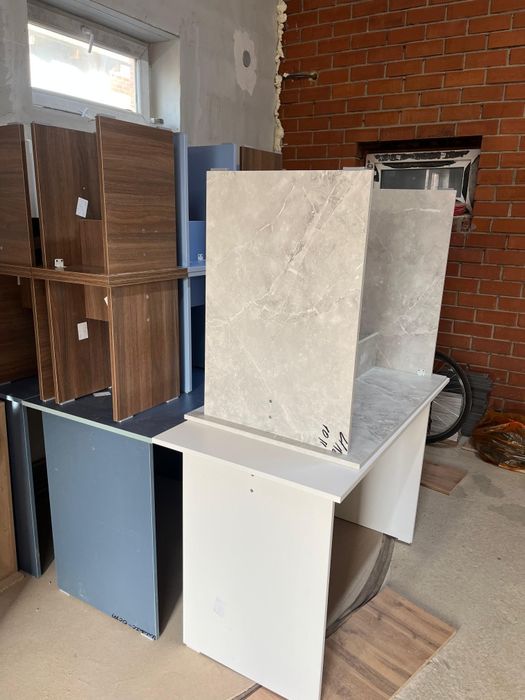 Продам стол со стульями.