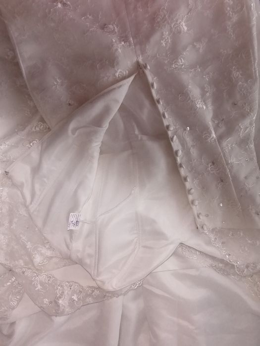 Rochie de mireasa NOUĂ tip sirenă cu trena, 2 voaluri, 1 lung si 1 scu