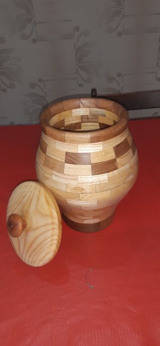 Продаются изделия из твёрдых пород дерева и принимаются на заказ дерев