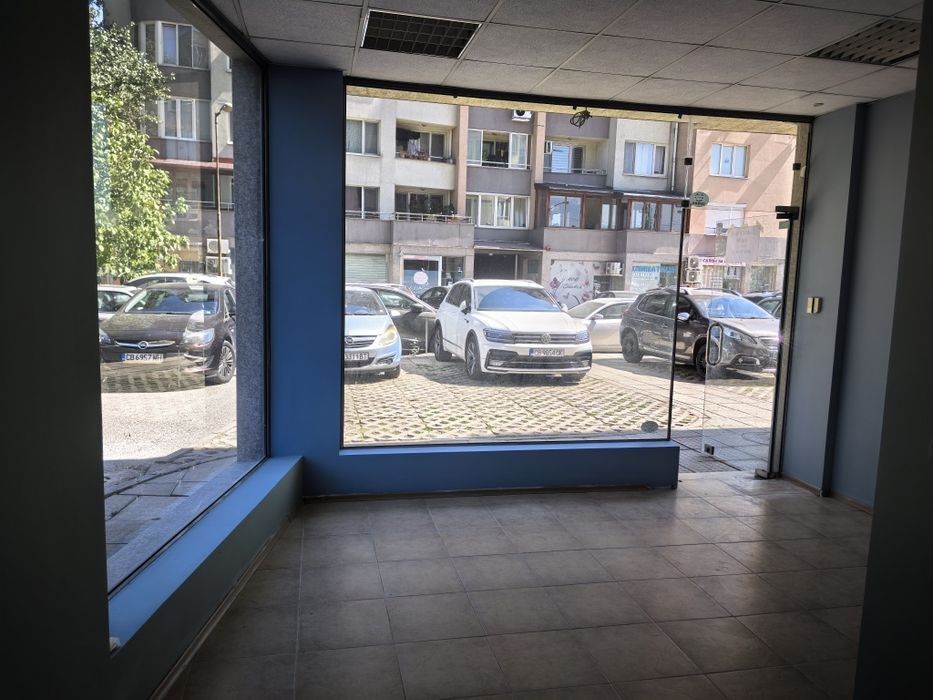 Отдава под наем търговско помещение