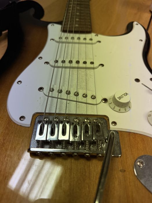 Продавам Squier by Fender Stratocaster в класически Sunburst цвят.