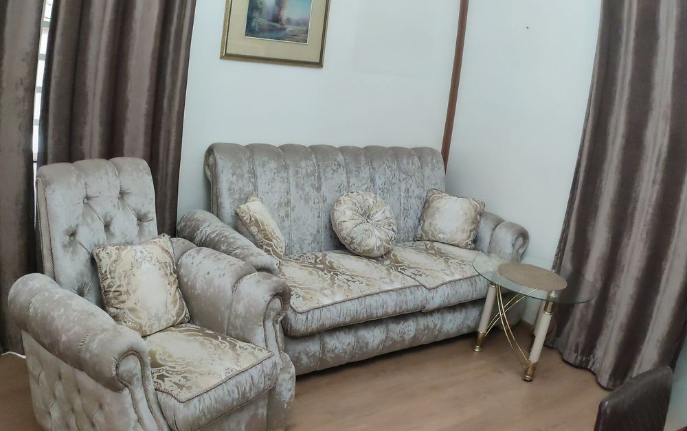 Продается диван и два кресла сделано под заказ. В хорошем состоянии.