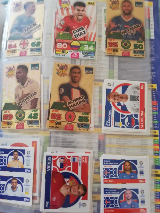 Продавам албум с футболни карти