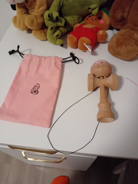 Vând kendama miguel în stare foarte bună și o kendama lup cu ken europ combinat cu Israel jucata foarte mult