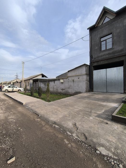 Земля 8 соток+7 соток. Дом 5 комнат. Фасад 17 м. Выход на две улицы