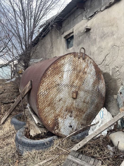 Прочная металлическая емкость б/у