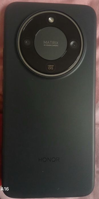 Telefon yengi ishlatilmagan karobkada