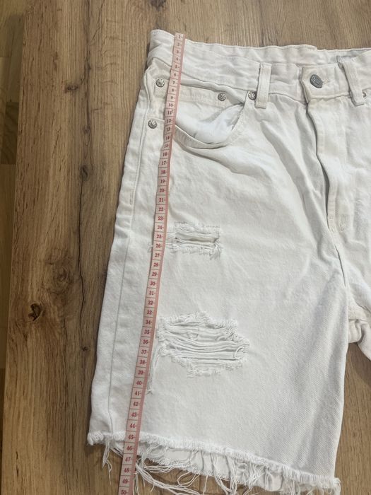 Blugi scurti albi BERSHKA