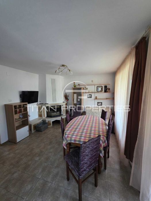 Двуетажна обзаведена къща с два гаража в Цигов чарк