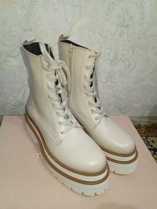 Женские обувь сотилади.