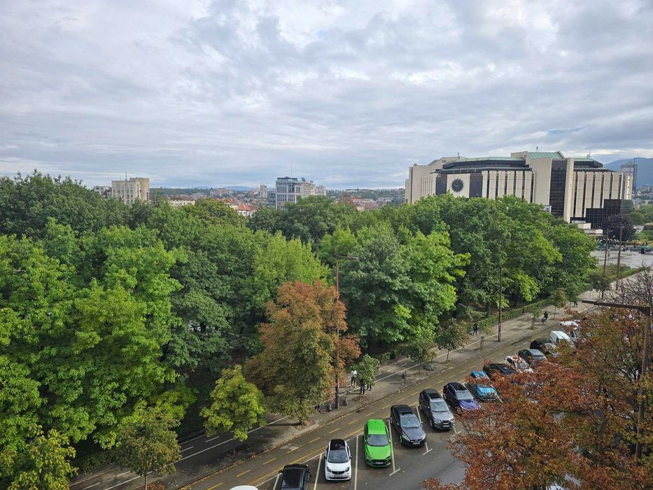 Продава се Тристаен апартамент в София, Център - 72 кв.м за 4306 €/кв.м - Снимка #1