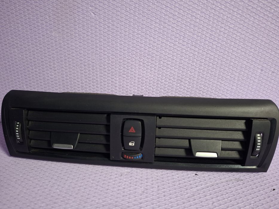 Grila centrala ventilatie aer BMW F20 F21 F22 F23 Cod 9207116