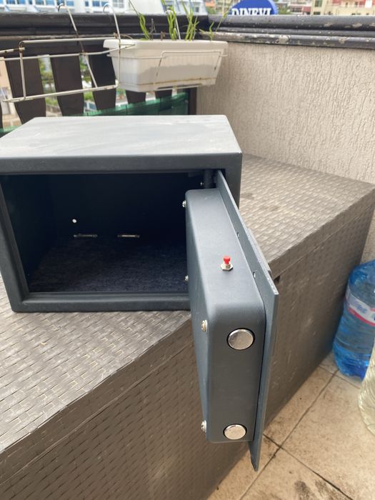 Електронен сейф BTV Office 250P 35x25x25 cm, 21.8 l, 11.5 kg Сив