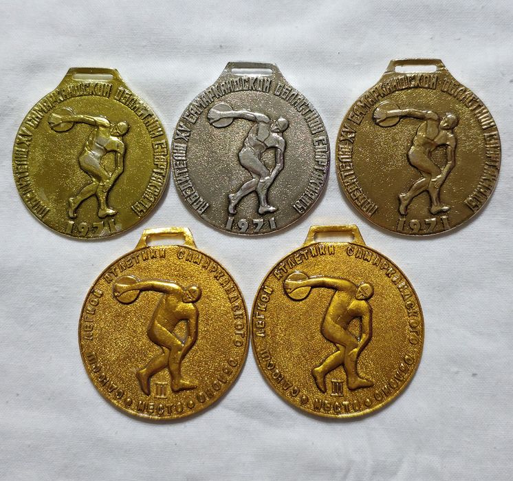 Коллекция значков На разные темы Цена за все значки