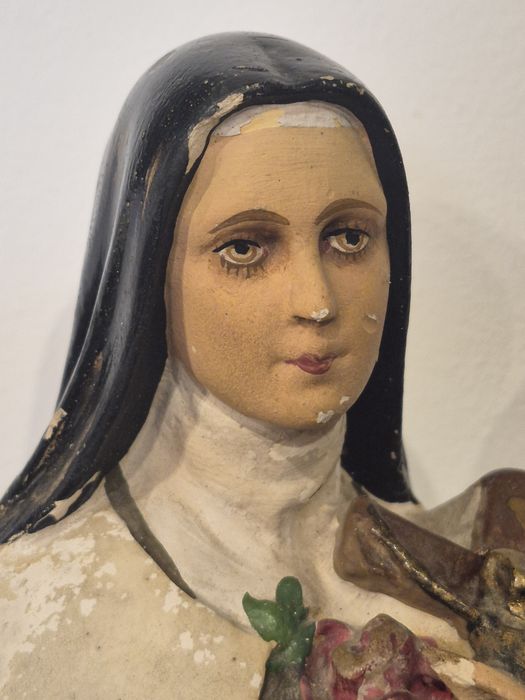 Statuetă catolică veche Sfânta Tereza de Lisieux, din ipsos, de la începutul secolului al XX-lea