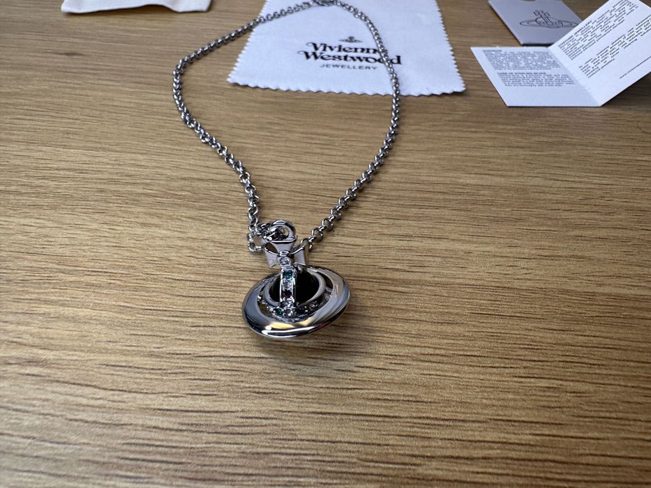 Colier Vivienne Westwood ”world’s end orb”, bilă neagra + argintiu mic