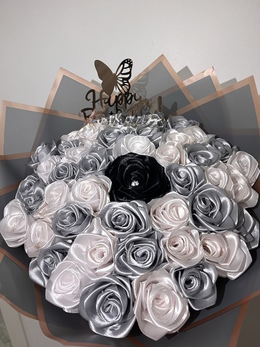 Buchete și aranjamente din flori de satin