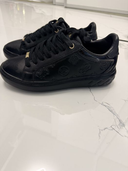 Sneakers guess 37