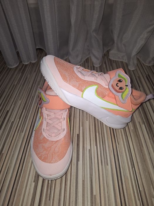 Adidași noi Nike marime 34 (uk2)