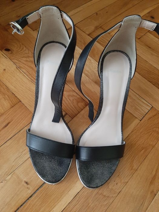 Черни сандали на ток