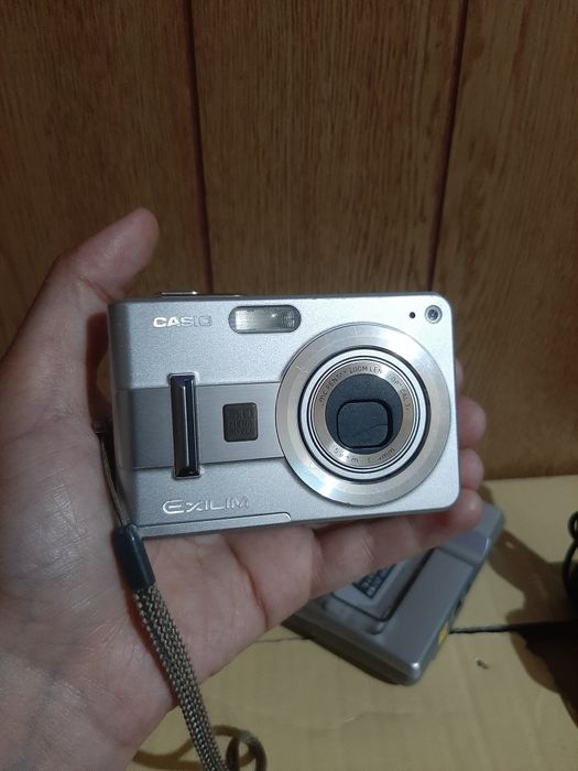 Vând cameră foto digitală Casio Exilim EX-Z57.